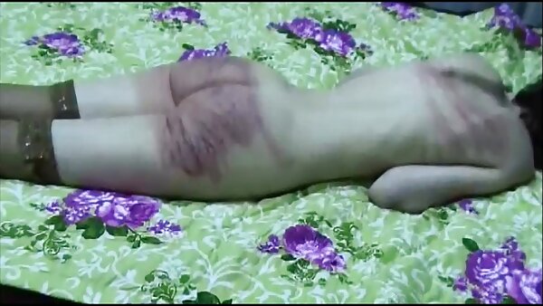 شلخته‌های بداخلاق در ویدیوی سه نفره کثیف، خروس سخت سایت های سکس عربی را به گلوله می‌کشند